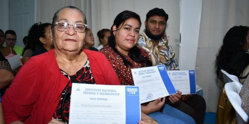 Primera entrega de certificados del Centro Tecnológico “Hermana Paquita” fortalece el talento humano para el turismo