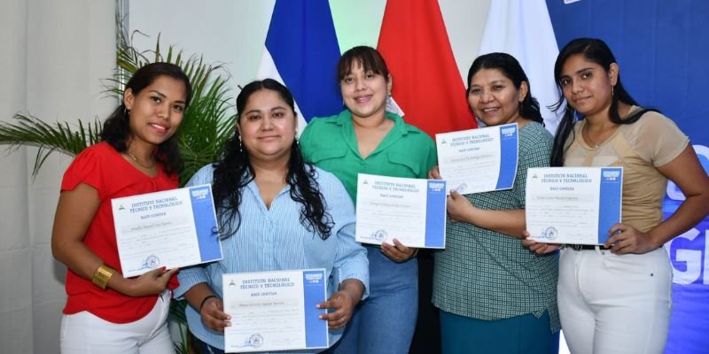Primera entrega de certificados del Centro Tecnológico “Hermana Paquita” fortalece el talento humano para el turismo