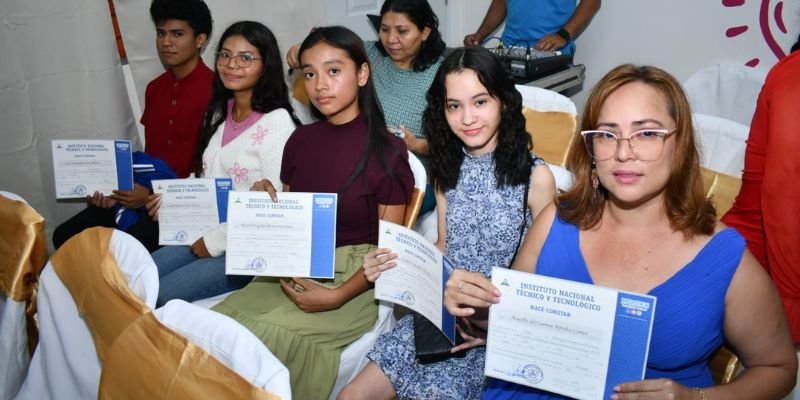 Primera entrega de certificados del Centro Tecnológico “Hermana Paquita” fortalece el talento humano para el turismo