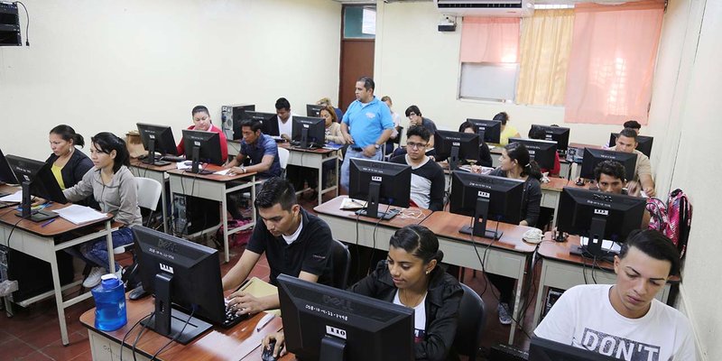 Estudiantes técnicos desarrollan sus clases en un ambiente armónico