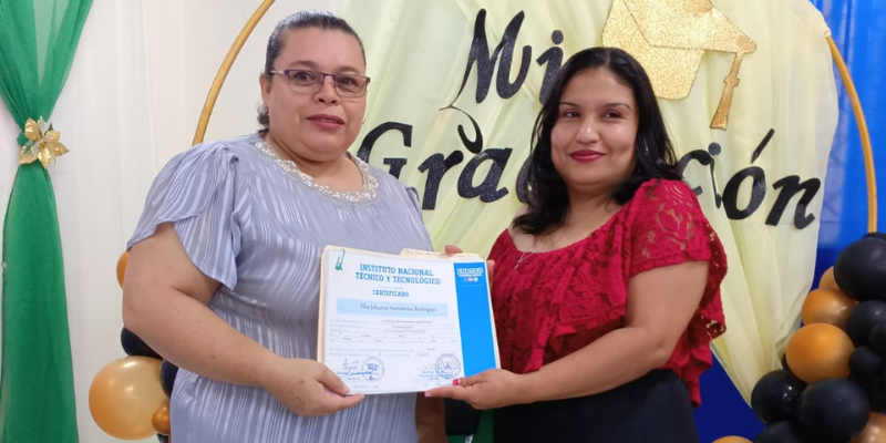 Entrega de certificado protagonistas de Ocotal