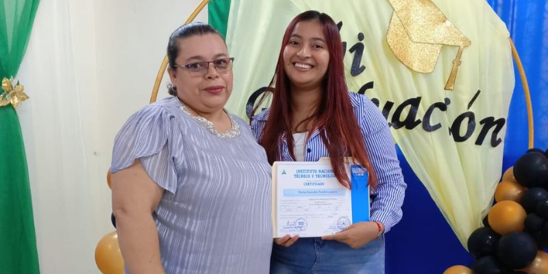 Entrega de certificado protagonistas de Ocotal