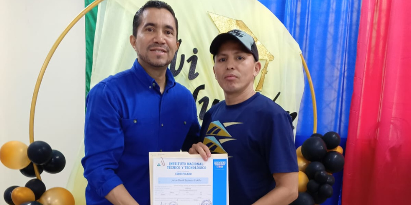 Entrega de certificado protagonistas de Ocotal