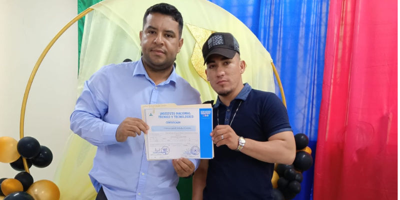 Entrega de certificado protagonistas de Ocotal