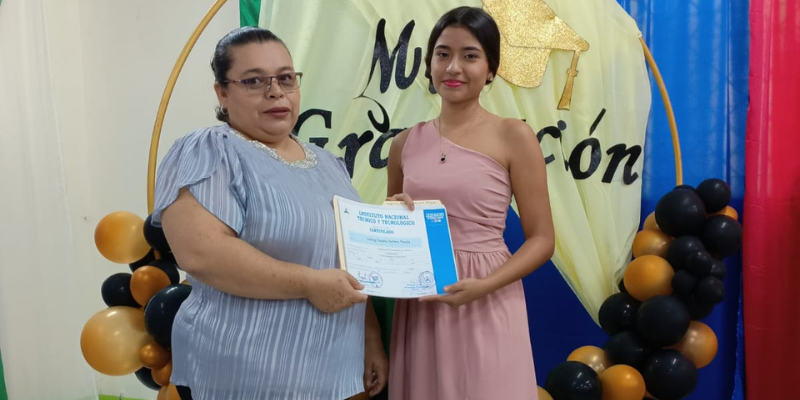 Entrega de certificado protagonistas de Ocotal