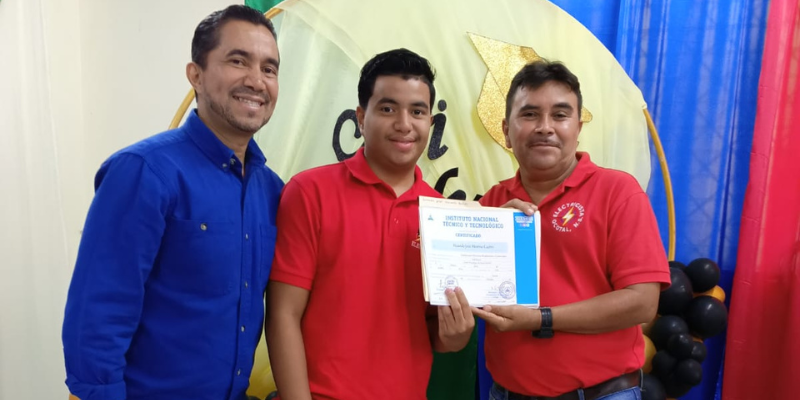 Entrega de certificado protagonistas de Ocotal