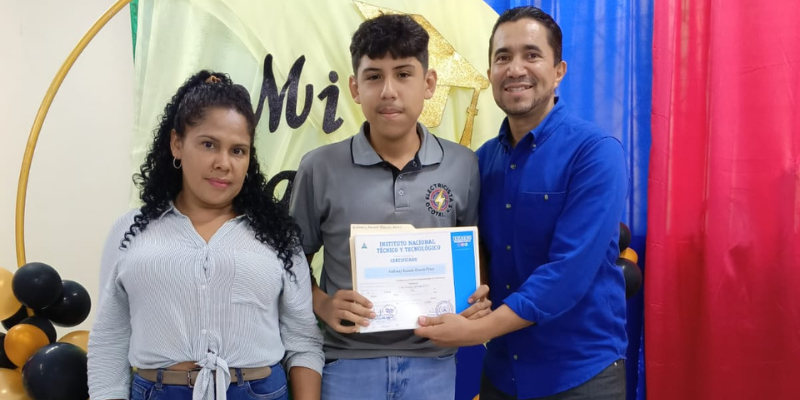 Entrega de certificado protagonistas de Ocotal