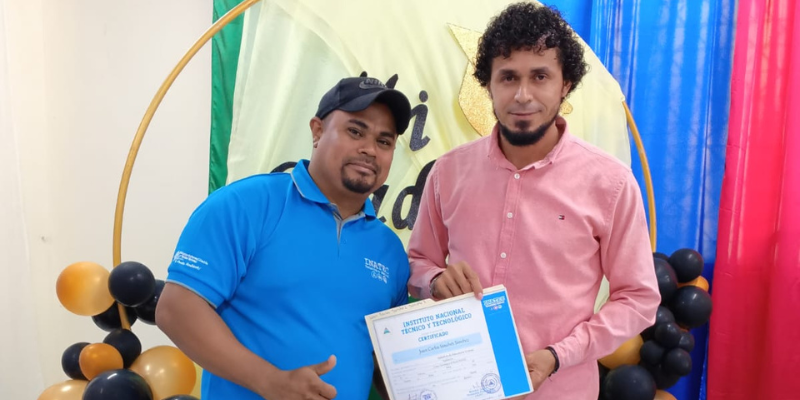Entrega de certificado protagonistas de Ocotal