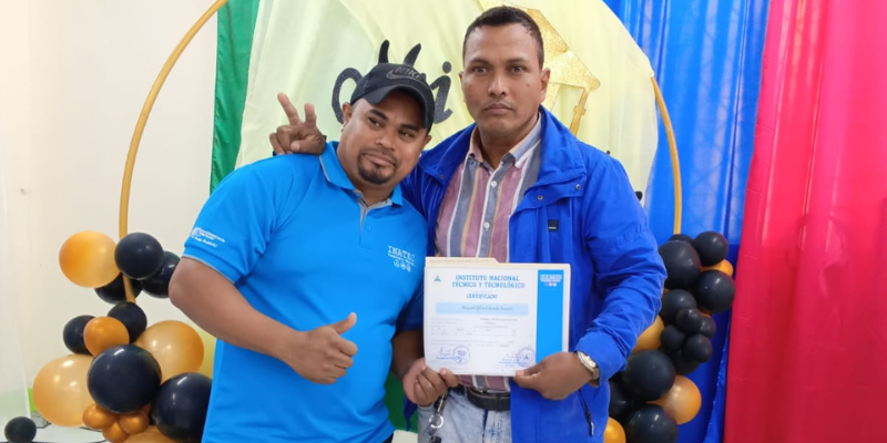 Entrega de certificado protagonistas de Ocotal