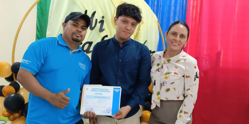 Entrega de certificado protagonistas de Ocotal