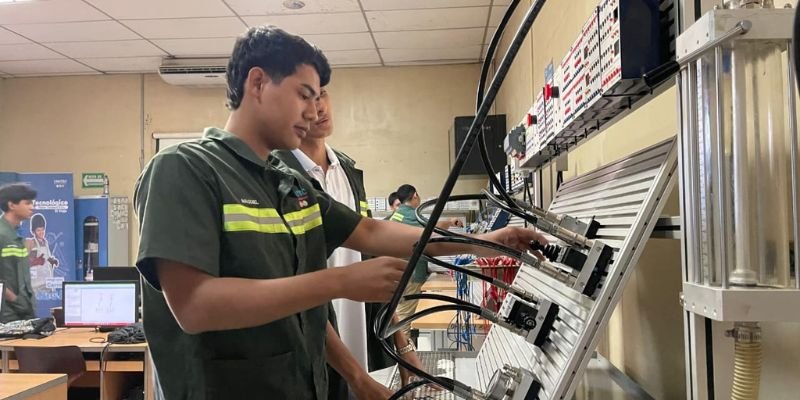 Juventud técnica demuestra su talento en sistemas hidráulicos y neumáticos en homenaje al General Sandino