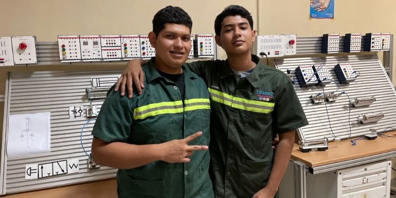 Juventud técnica demuestra su talento en sistemas hidráulicos y neumáticos en homenaje al General Sandino