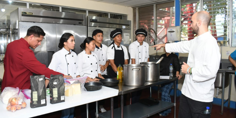 Estudiantes de Hotelería y Turismo Aprenden Cocina Italiana de la Mano de un Chef Internacional