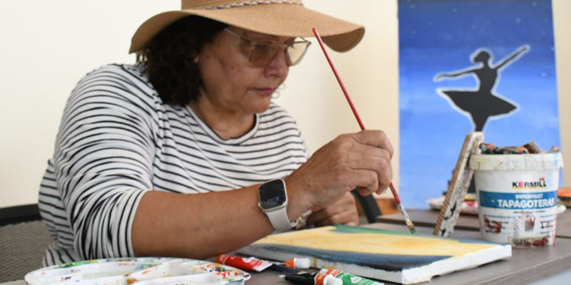 Maestra del Centro Cultural y Politécnico José Coronel Urtecho, pitnando