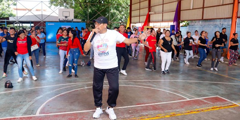 Estudiantes técnicos celebran la paz y la vida  saludable con zumbatón recreativo